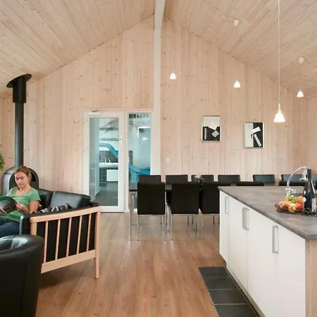 Sleeps 16 Pool Wifi Holiday home *