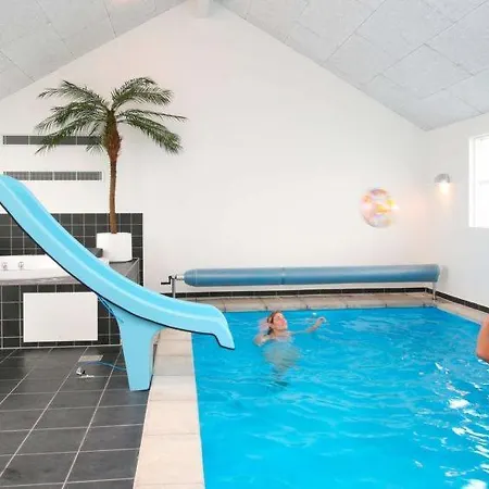 Sleeps 16 Pool Wifi Holiday home *