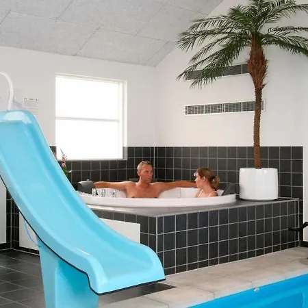 Sleeps 16 Pool Wifi Holiday home *